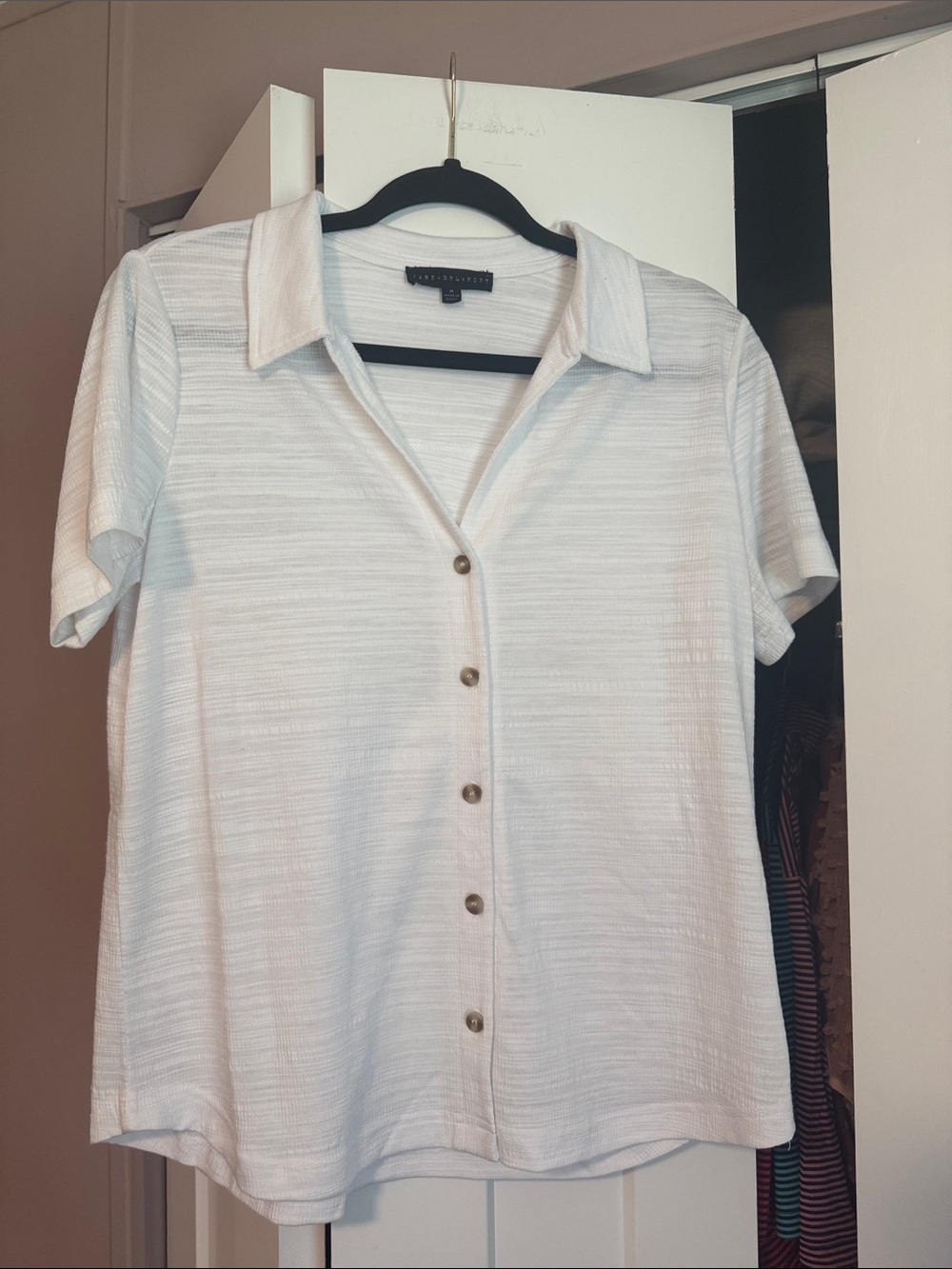 Like New! Jane + Delaney White Textured Short-Sleeve Shirt Size Medium